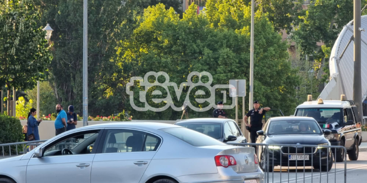 Njësia speciale e PK-së dhe KFOR-i arrijnë tek ura e lumit Ibër