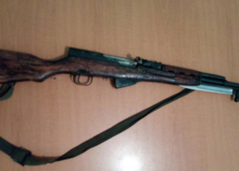 Një gruaje në Deçan i gjendet një pushkë me 14 fishekë