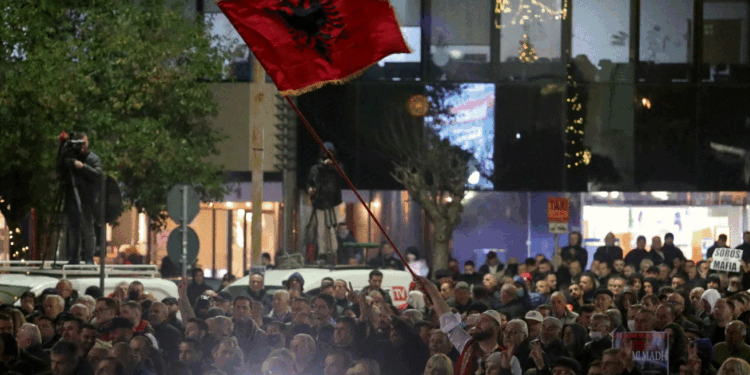 Protesta e opozitës në Shqipëri, ambasada e SHBA-së paralajmëron shtetasit amerikanë