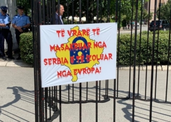 ​“Të vrarë nga Serbia e të izoluar nga Evropa”, aktivitet te Zyra e BE-së pas mos liberalizimit të vizave