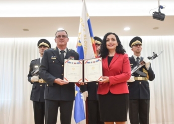 ​Osmani dekoron me medaljen presidenciale ushtarake trupat sllovene në kuadër të KFOR-it