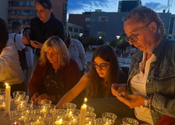 ​Para Teatrit Kombëtar në kryeqytet, ndizen qirinj në 27-vjetorin e masakrës së Srebrenicës