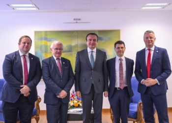 Kurti takohet me deputetët e Parlamentit të Mbretërisë së Bashkuar