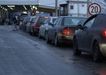 Në Merdare pritje deri në 40 minuta