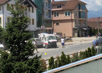 Vdes njëri nga të lënduarit pas aksidentit me autoambulancë në Gjakovë