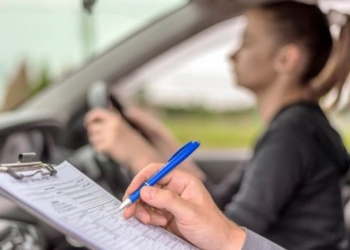 Gruaja që hyri në testin e vozitjes për 150 kandidatë, burgoset për 8 muaj