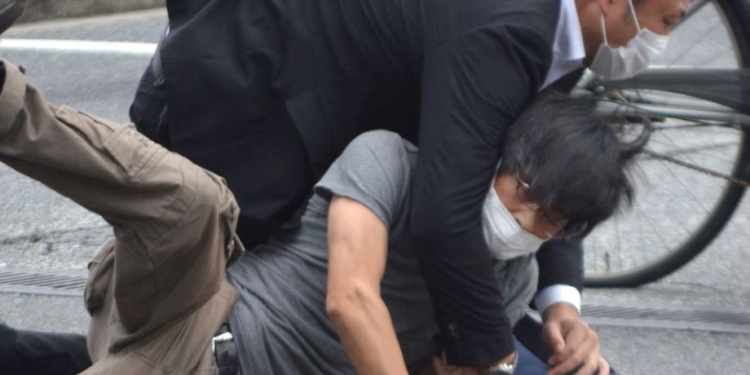 41 vjeçari që e qëlloi Aben, thotë se e bëri pasi ishte i pakënaqur me ish-kryeministrin