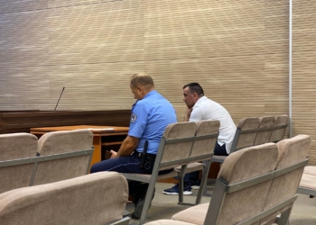 Gjykata kërkon nga policia që Adelina Ismaili dhe dy motrat e saj të sjellen me shoqërim në gjykimin ndaj Enver Sekiraqës