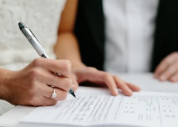 Pse gratë i ndërrojnë mbiemrat pasi kurorëzohen