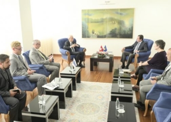 Kurti takon dy ambasadorë, flasin për krijimin e Njësisë së Përkthimit në Zyrën e Kryeministrit