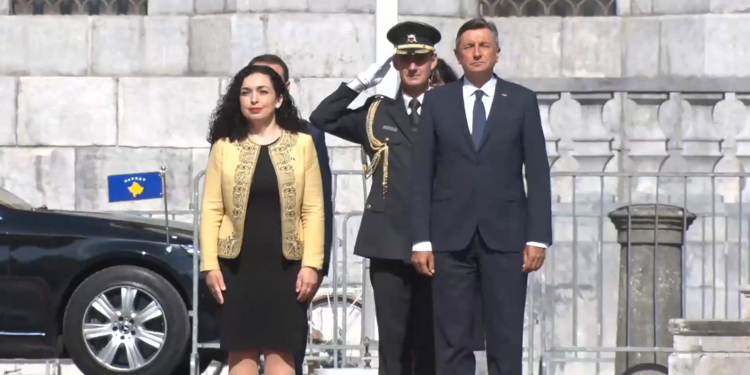 Osmani takohet me homologun nga Sllovenia, pritet me ceremoni shtetërore