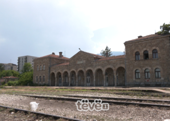 Stacioni i autobusëve, i trenit dhe taksistët në një vend