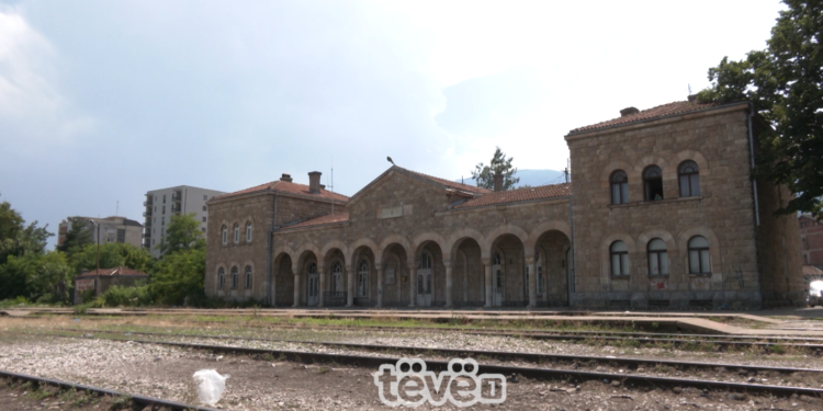 Stacioni i autobusëve, i trenit dhe taksistët në një vend