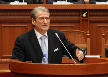 Berisha kërkon ndalimin e hyrjes për turistët rusë në territorin e Shqipërisë