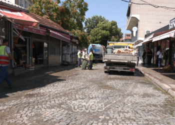 Pastrohen rrugët në afërsi të Tregut të Gjelbër në Prishtinë, shitësit nuk pajtohen me largimin e tezgave