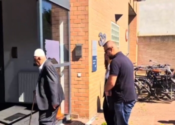 Hashim Thaçi vizitohet në Hagë nga prindërit e tij