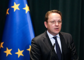 Varhelyi nesër në Shqipëri, vizitë në Bypassin e Vlorës