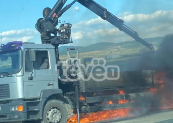 Merr flakë një kamion në rrugën Prishtinë – Ferizaj