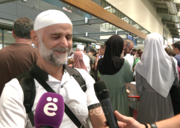 Grupi i parë i haxhilerëve kthehet nga haxhi