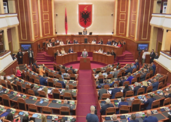 Parlamenti shqiptar miraton me 125 vota pro rezolutën kundër raportit të Dick Marty-t për Kosovën