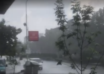 Pas temperaturave të larta Shkupi kaplohet nga reshjet e fuqishme të shiut