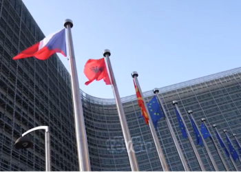 Flamuri shqiptar valon në Bruksel, ditë historike për Shqipërinë dhe Maqedoninë e Veriut