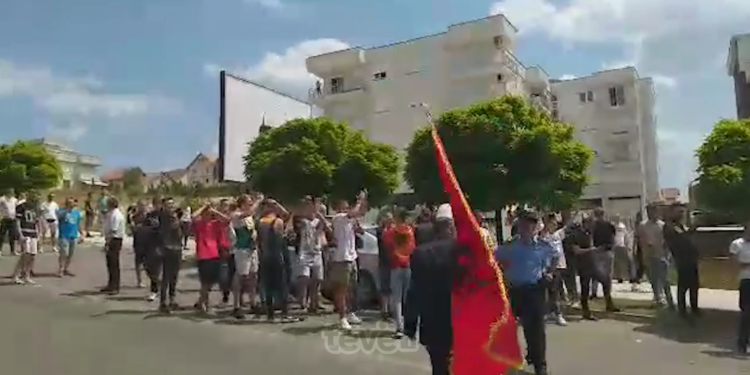 Autobusi me disa studentë serbë kthehet prapa në Skënderaj, s’lejohet ta vizitojë Prekazin