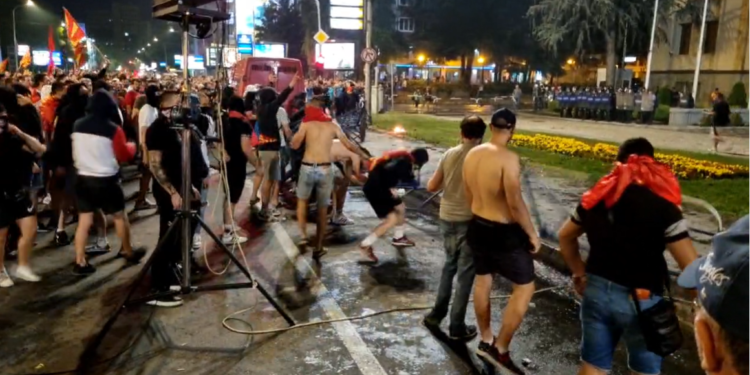 47 policë të lënduar në Shkup, arrestohen 10 protestues
