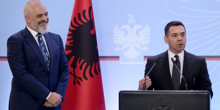 Edi Rama shkarkon Arben Ahmetajn nga pozita e zëvendëskryeministrit dhe ministrit