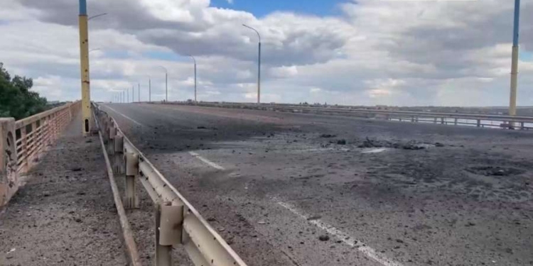 Ukraina shkatërron urën e vet për ta bllokuar Rusinë