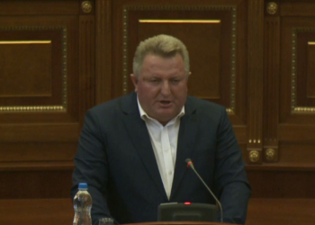 Deputeti i PDK-së akuzohet për gjuhë fyese ndaj grave në Kuvend