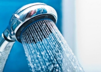 Pesë arsye përse duhet të bëni dush të ftohtë – Çfarë i ndodh organizmit