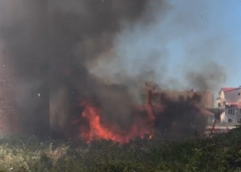 Përfshihet nga flakët ish-fabrika e qelqit në Kavajë 