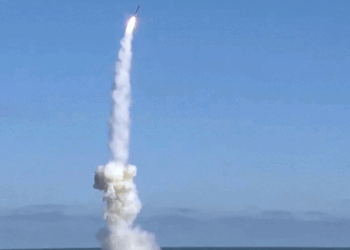 Të paktën tre persona u vranë pasi 13 raketa ruse goditën Ukrainën qendrore