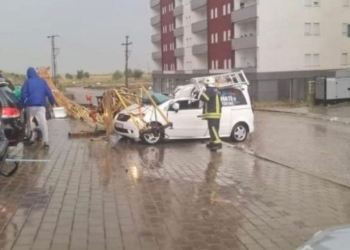 Vinçi bie mbi makinë në Gjilan, lëndohen 3 persona