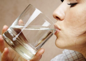 Përse nuk duhet të pini ujë të ftohtë gjatë ushqimit