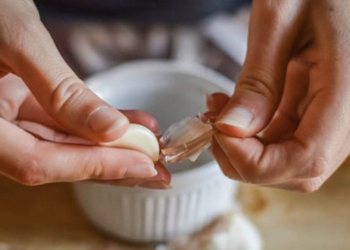 Çfarë ndodh në organizëm nëse hani një thelpi hudhër në darkë