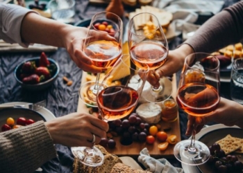 Studiuesit pretendojnë se alkooli mund të përshpejtoj plakjen