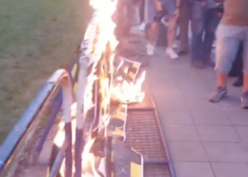 Zjarrvënie para objektit të Kuvendit të Maqedonisë, digjen fotografitë e deputetëve të shumicës parlamentare