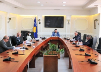 Kryesia e Kuvendit nis mbledhjen me një minutë heshtje për Shinzo Aben