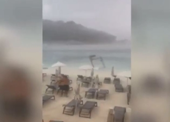 Stuhi në Shqipëri, largohen pushuesit nga bregdeti