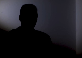 Mësuesi që ua ktheu grushtet policëve serbë