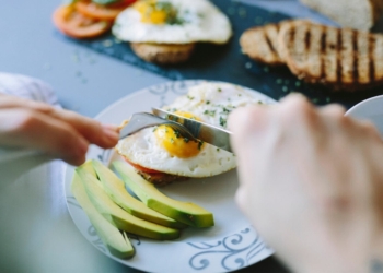 Sa dëm i shkaktoni trupit kur nuk hani mëngjes?