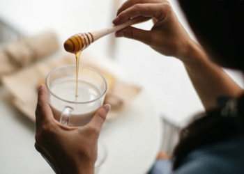 Përfitimet shëndetësore nga mjalti me qumësht