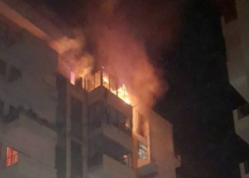 Përfshihet nga zjarri një banesë në Rahovec, lëndohen dy persona