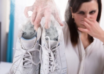 Truqet si të eliminoni aromën e keqe nga këpucët dhe atletet