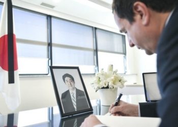 Kurti shkruan në librin e zisë për vdekjen e ish-kryeministrit të Japonisë