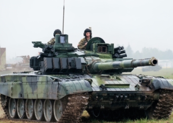 Polonia ia dorëzon Ukrainës disa prej tankeve më të mira