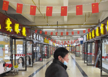 Vuhani izolon një milion banorë pas rasteve të reja me COVID-19