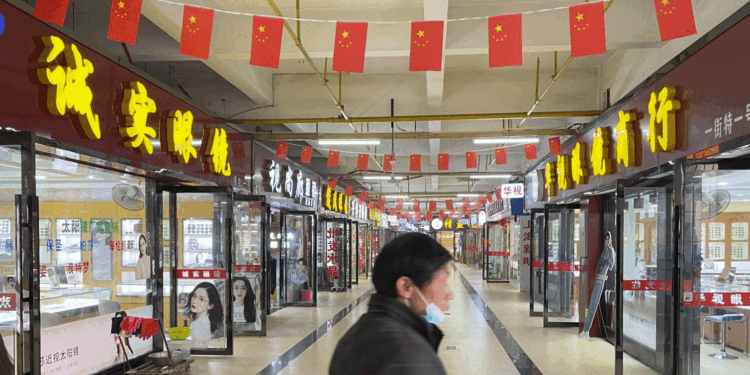 Vuhani izolon një milion banorë pas rasteve të reja me COVID-19